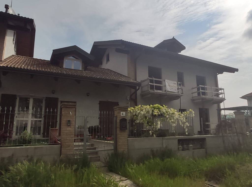 AMPIO APPARTAMENTO CON GIARDINO E MANSARDA IN BIFAMILIARE