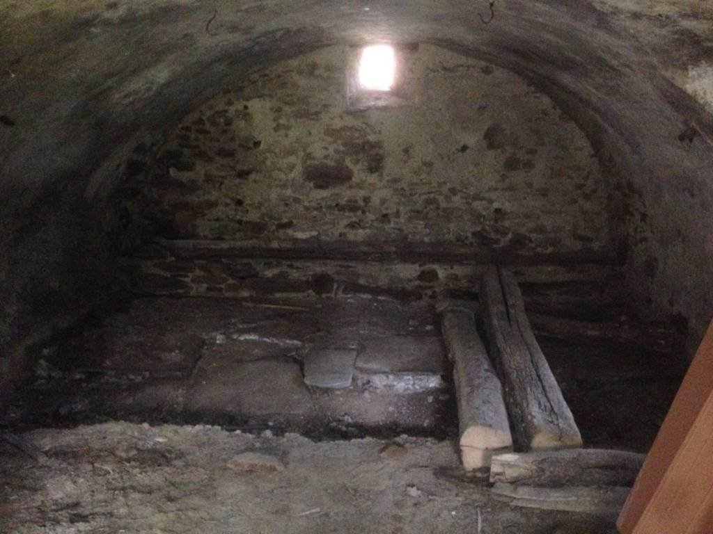 MELLE VALLE VARAITA – COPPIA DI RUSTICI DA RISTRUTTURARE