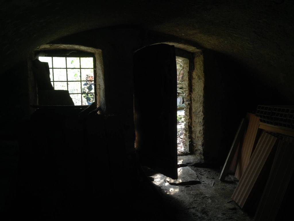 MELLE VALLE VARAITA – COPPIA DI RUSTICI DA RISTRUTTURARE