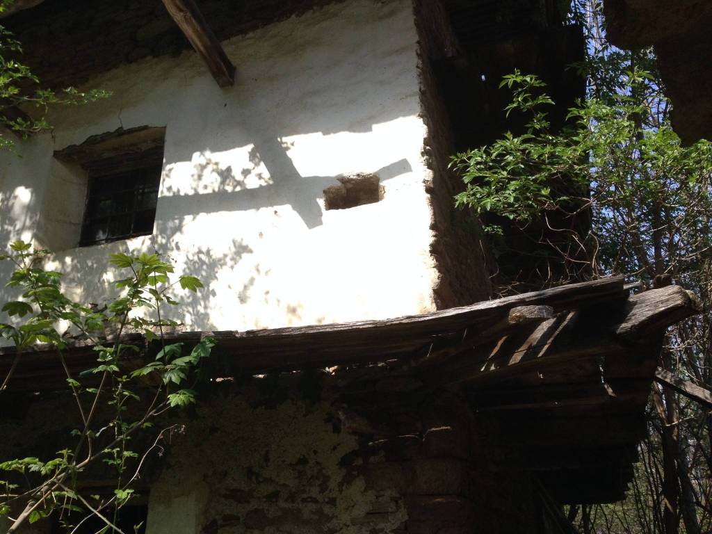 MELLE VALLE VARAITA – COPPIA DI RUSTICI DA RISTRUTTURARE