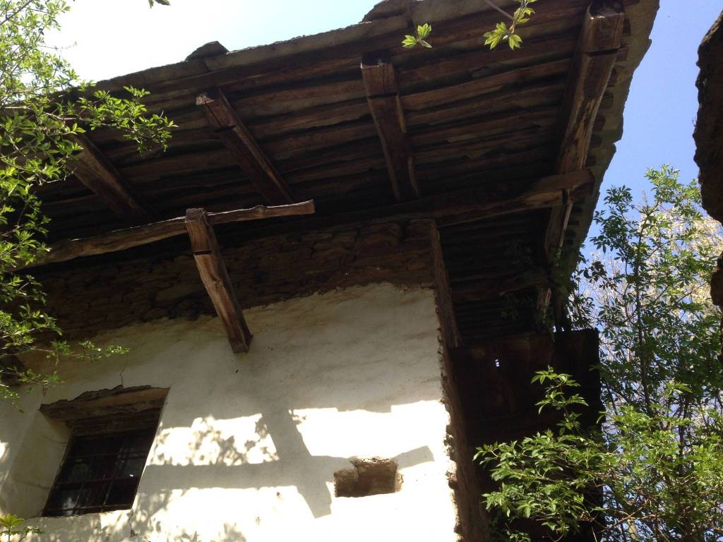 MELLE VALLE VARAITA – COPPIA DI RUSTICI DA RISTRUTTURARE
