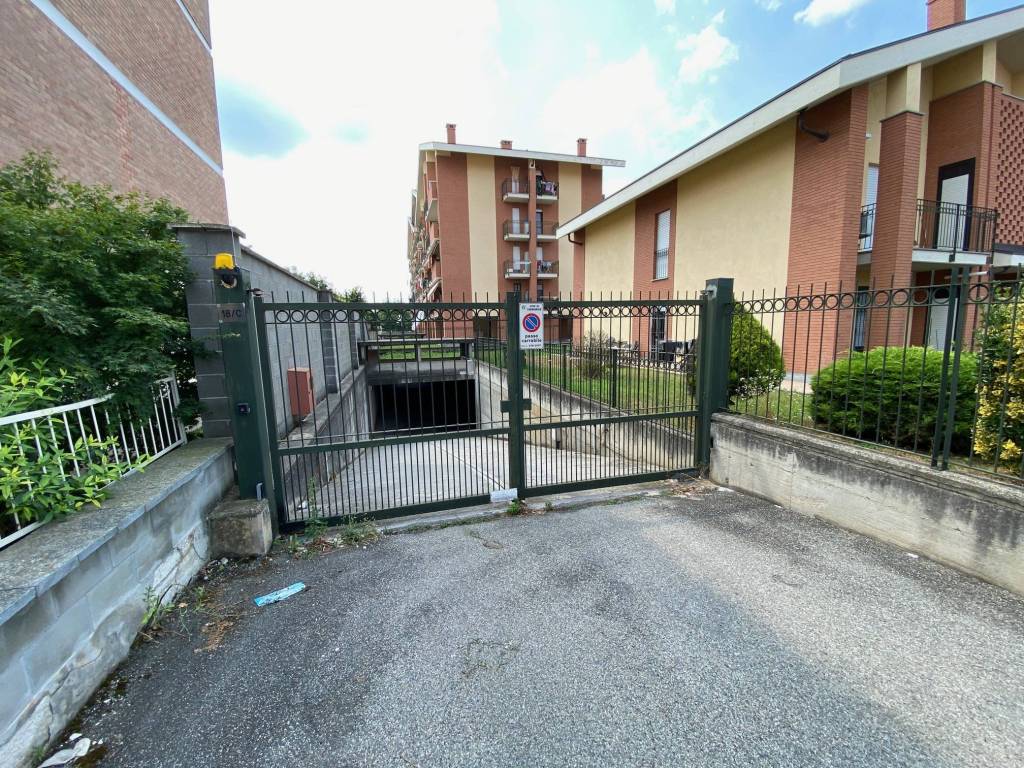 VENDESI AMPIO GARAGE SEMINTERRATO COMPLESSO LE PLEIADI