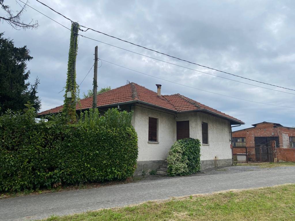 CASA INDIPENDENTE CON MAGAZZINO E AMPIO TERRENO CIRCOSTANTE