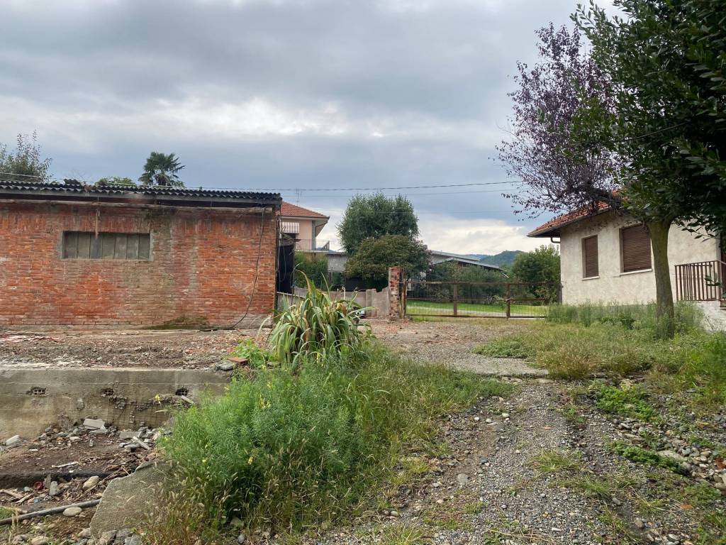 CASA INDIPENDENTE CON MAGAZZINO E AMPIO TERRENO CIRCOSTANTE