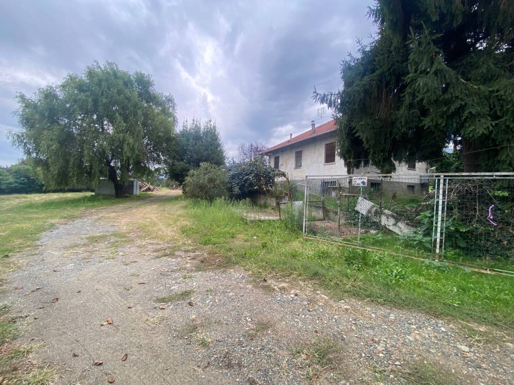 CASA INDIPENDENTE CON MAGAZZINO E AMPIO TERRENO CIRCOSTANTE