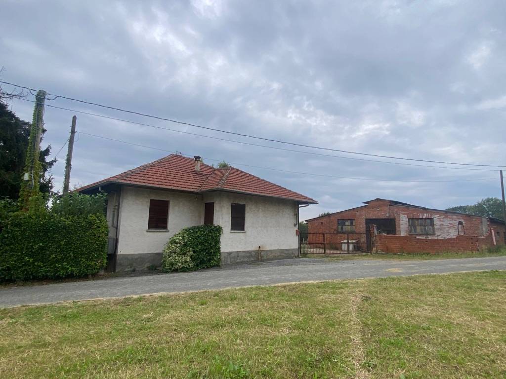 CASA INDIPENDENTE CON MAGAZZINO E AMPIO TERRENO CIRCOSTANTE