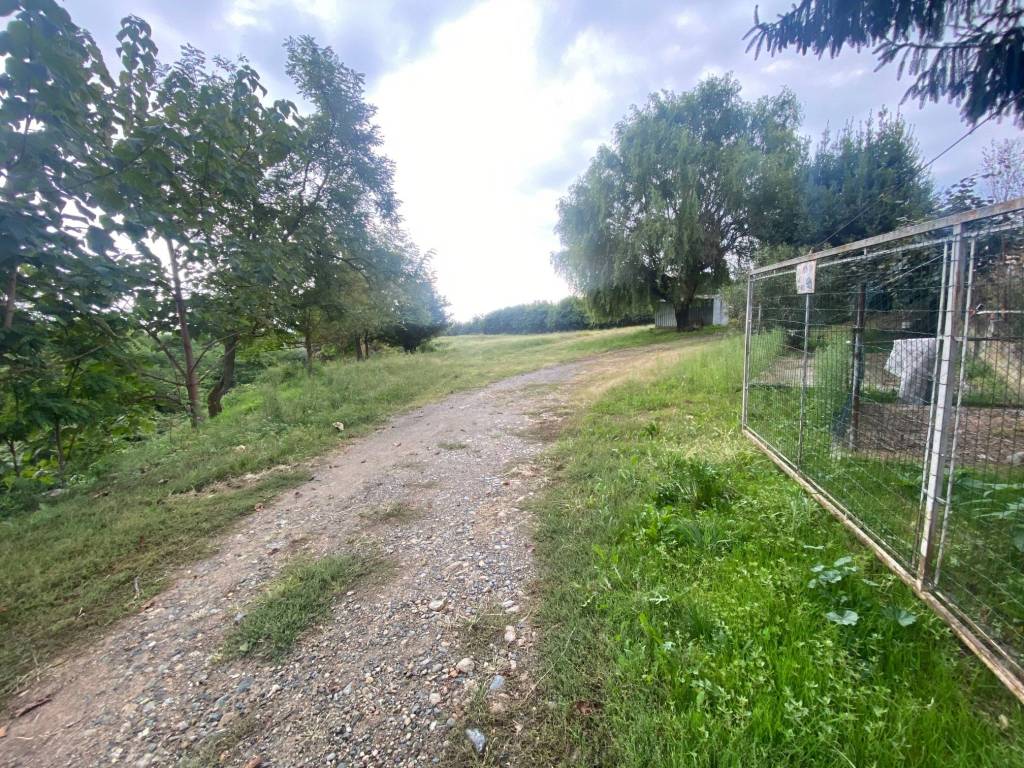 CASA INDIPENDENTE CON MAGAZZINO E AMPIO TERRENO CIRCOSTANTE
