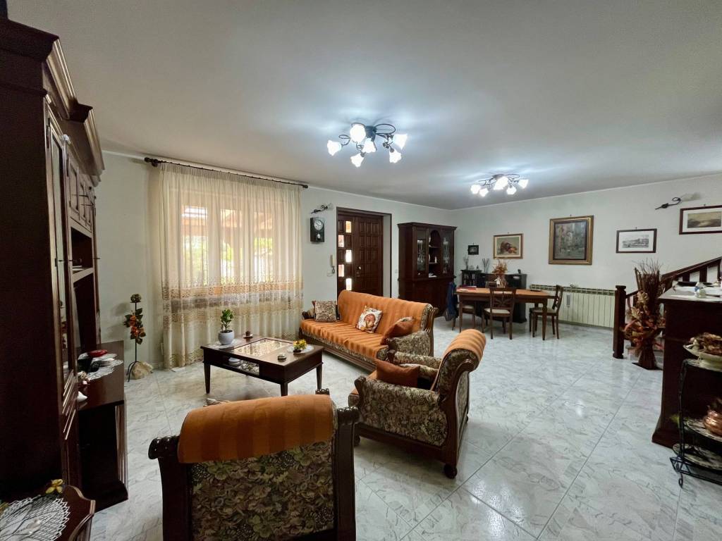 Ampia casa indipendente con giardino