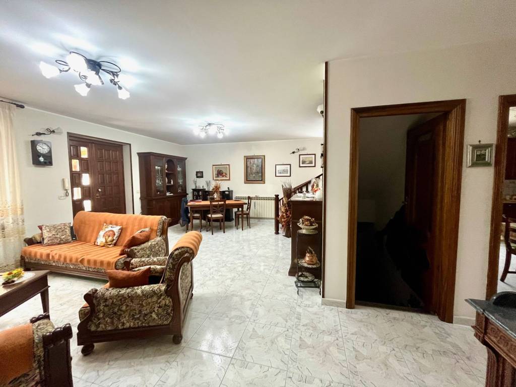 Ampia casa indipendente con giardino