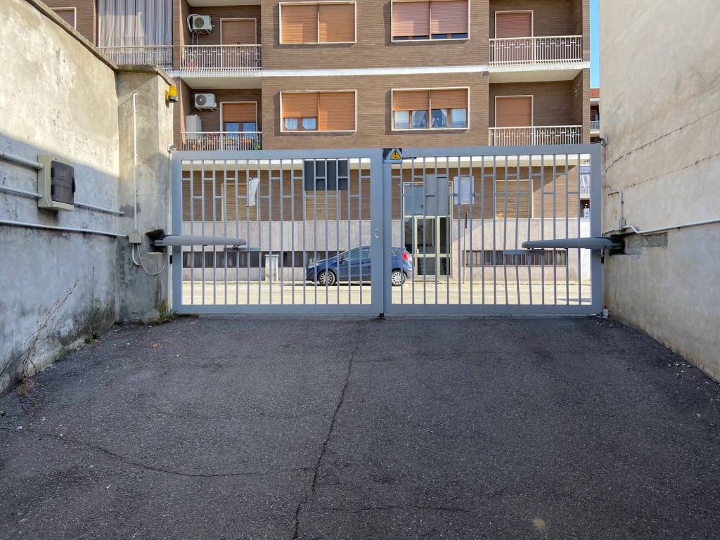 CENTRO – VENDESI BOX AUTO IN GARAGE COMUNE SEMINTERRATO