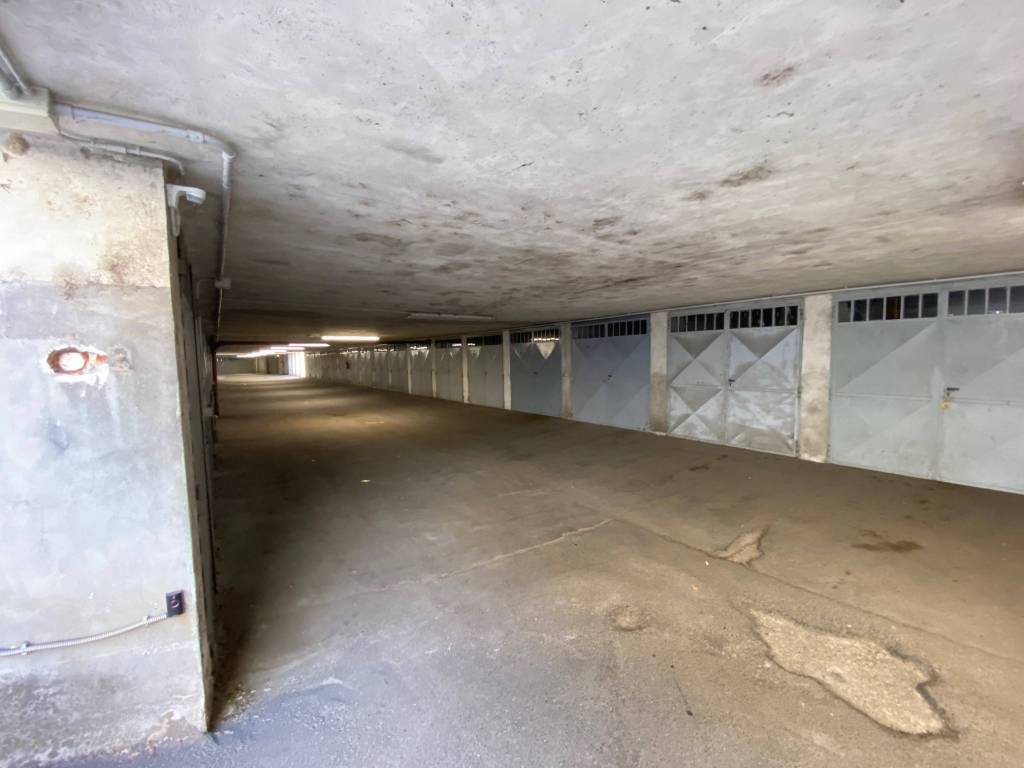 CENTRO – VENDESI BOX AUTO IN GARAGE COMUNE SEMINTERRATO