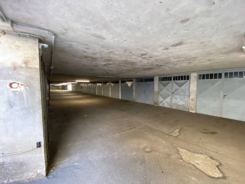 CENTRO – VENDESI BOX AUTO IN GARAGE COMUNE SEMINTERRATO