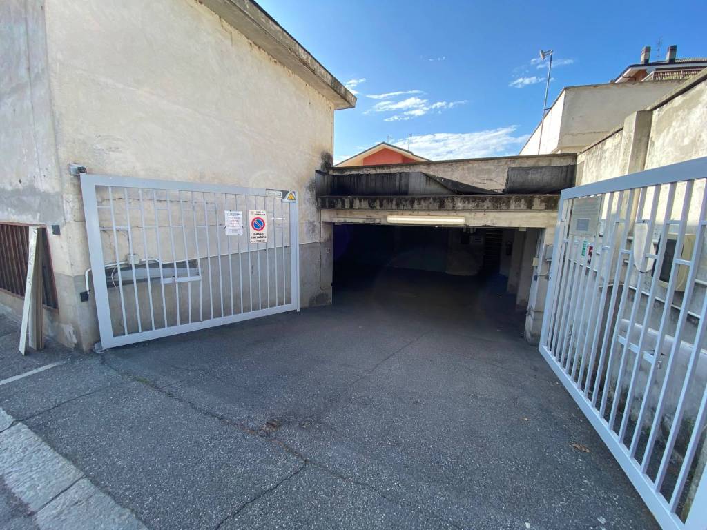CENTRO – VENDESI BOX AUTO IN GARAGE COMUNE SEMINTERRATO