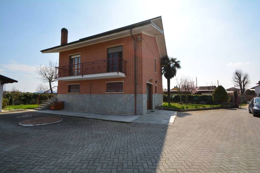 Ampia casa indipendente con ampio cortile