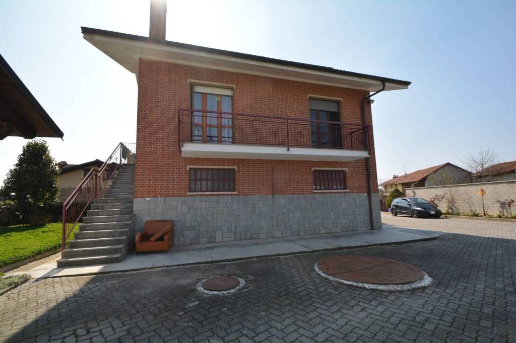 Ampia casa indipendente con ampio cortile