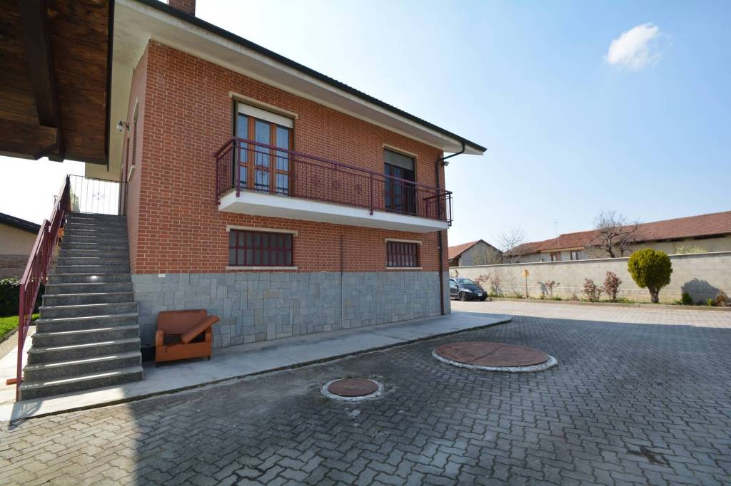 Ampia casa indipendente con ampio cortile