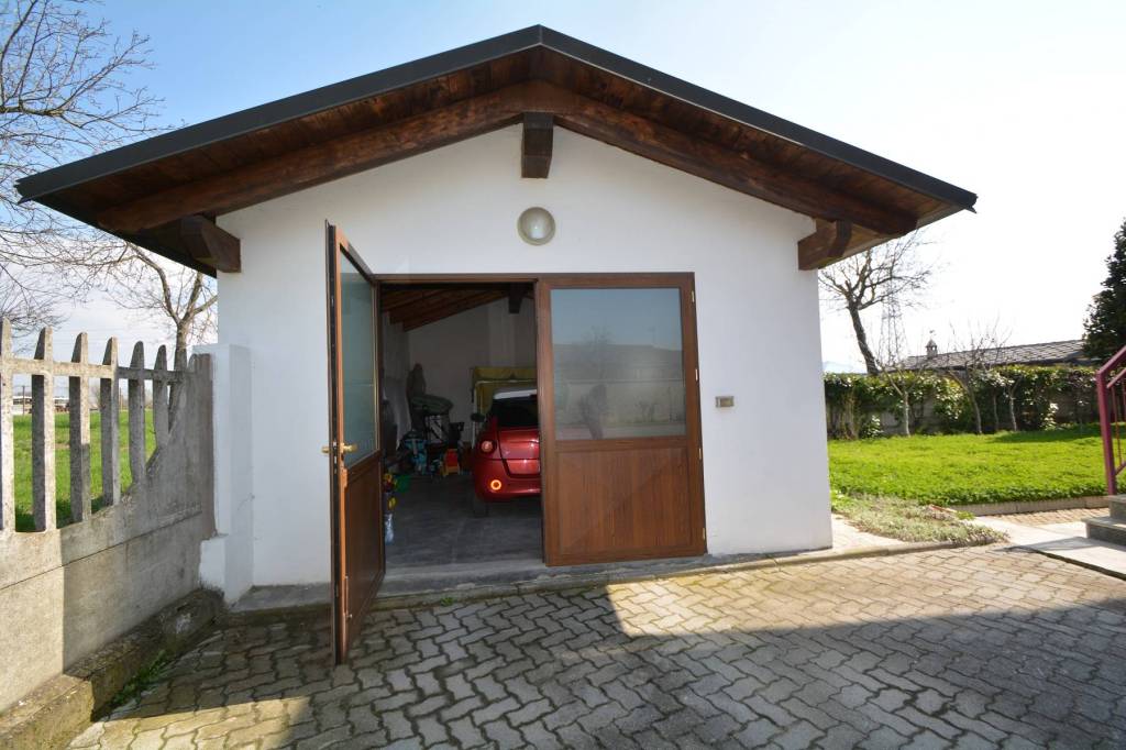 Ampia casa indipendente con ampio cortile