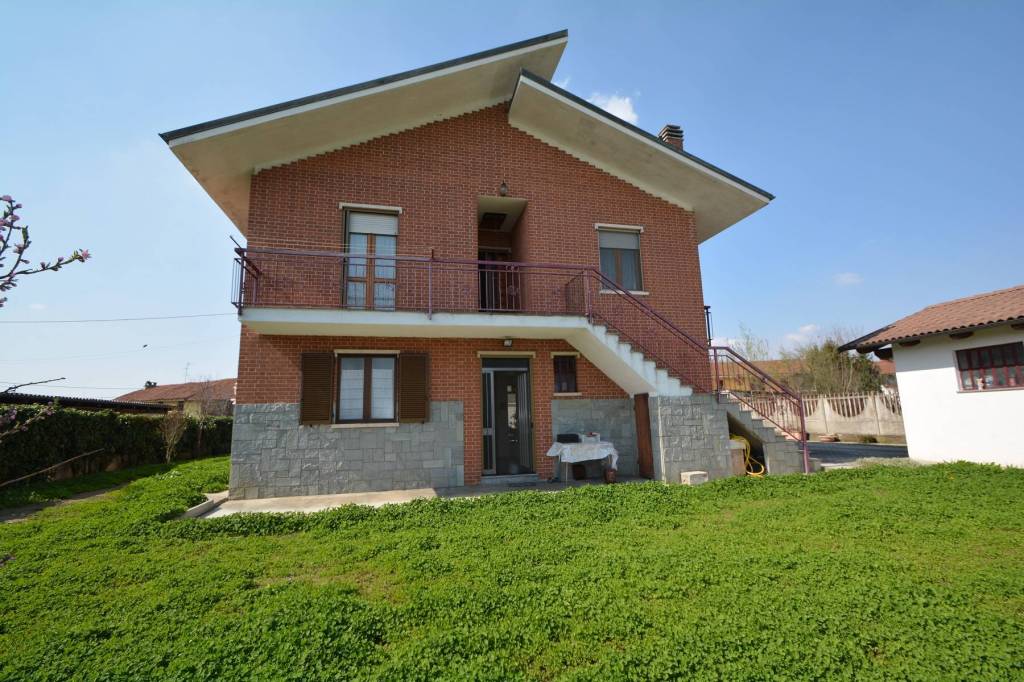 Ampia casa indipendente con ampio cortile