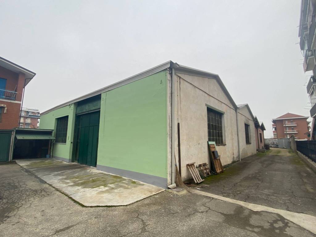 AMPIO CAPANNONE CON TETTOIA E GARAGE ZONA COOP