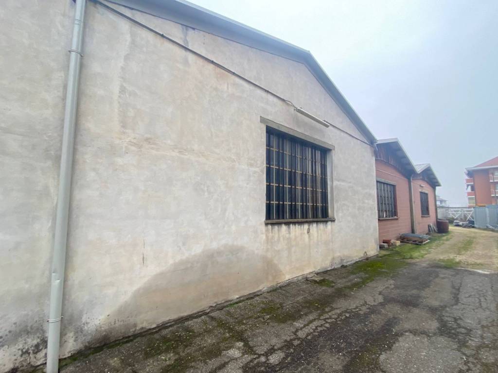 AMPIO CAPANNONE CON TETTOIA E GARAGE ZONA COOP