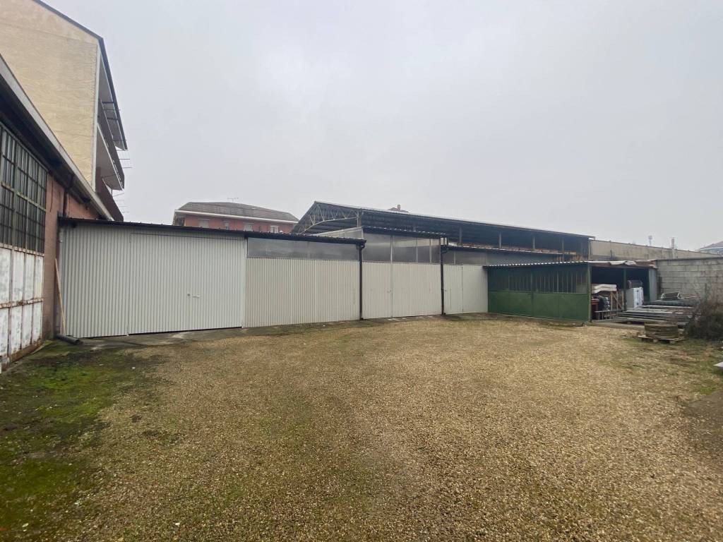 AMPIO CAPANNONE CON TETTOIA E GARAGE ZONA COOP