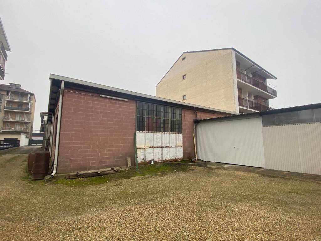 AMPIO CAPANNONE CON TETTOIA E GARAGE ZONA COOP