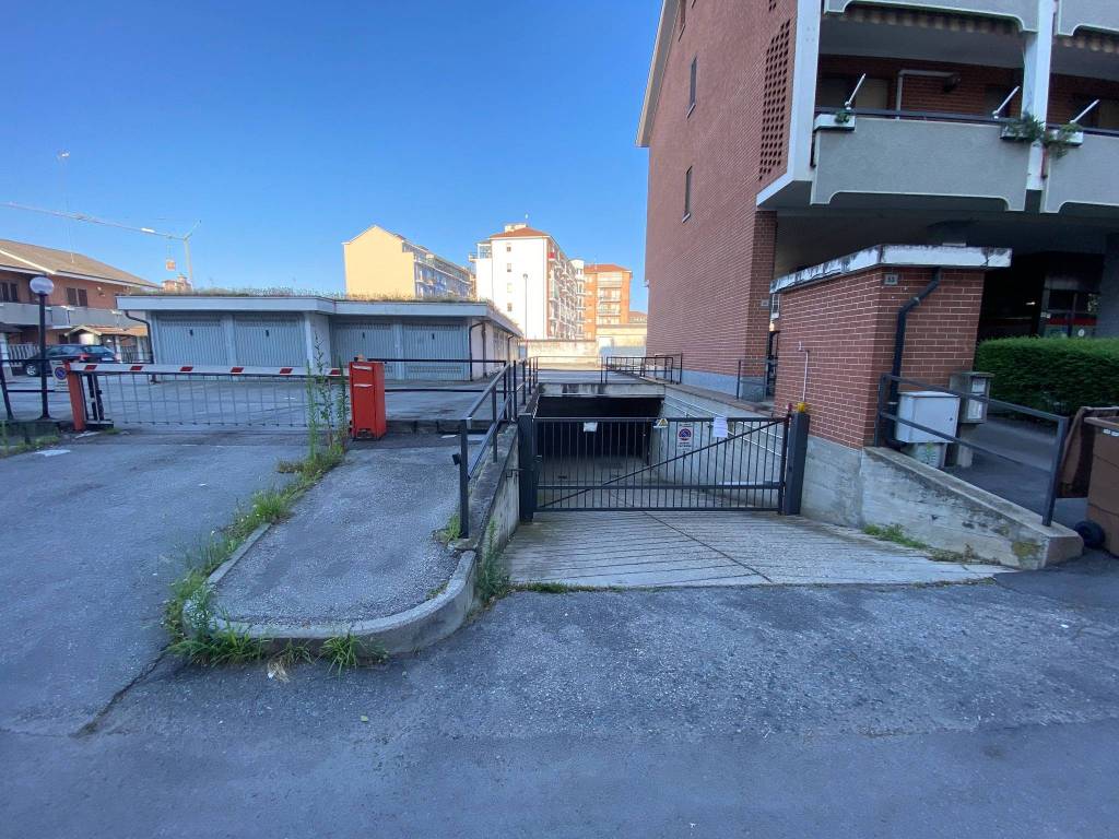 VENDESI GARAGE SEMINTERRATO IN ZONA COMODA AL CENTRO E AI SE