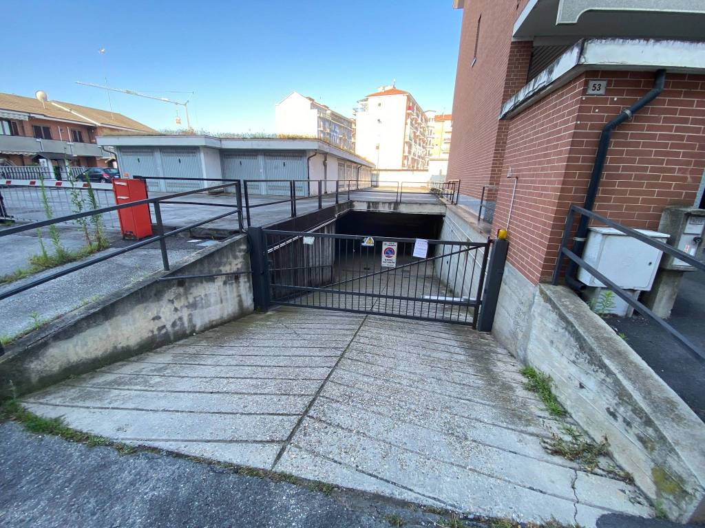 VENDESI GARAGE SEMINTERRATO IN ZONA COMODA AL CENTRO E AI SE