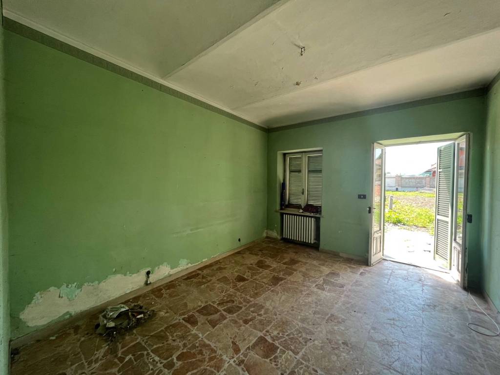 AMPIA CASA INDIPENDENTE DA RISTRUTTURARE COMODA AL CENTRO