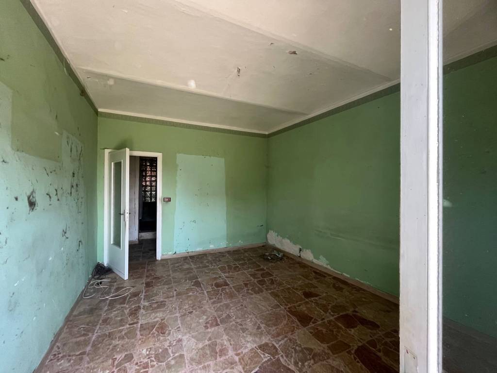 AMPIA CASA INDIPENDENTE DA RISTRUTTURARE COMODA AL CENTRO