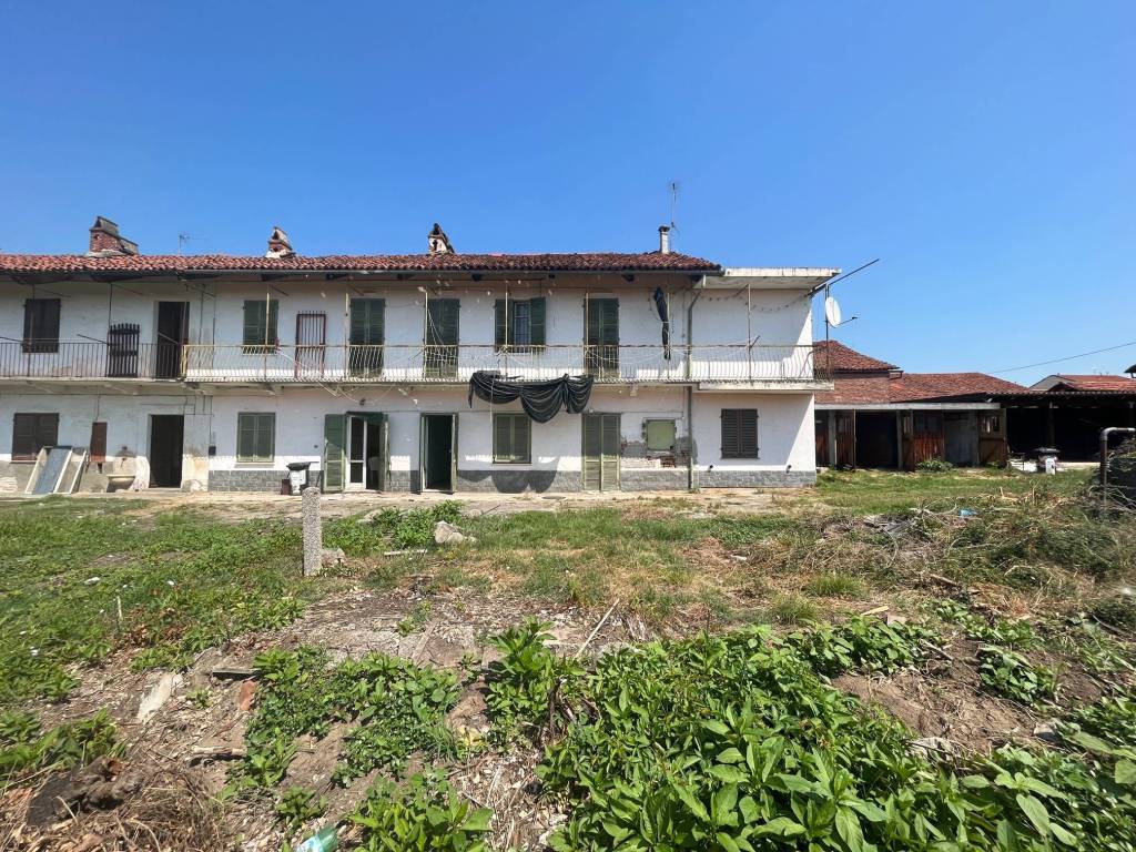 AMPIA CASA INDIPENDENTE DA RISTRUTTURARE COMODA AL CENTRO