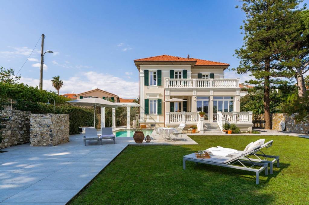 DIANO MARINA – LUSSUOSA VILLA CON PISCINA FRONTE MARE