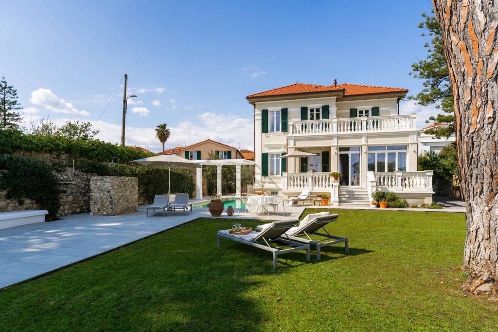 DIANO MARINA – LUSSUOSA VILLA CON PISCINA FRONTE MARE