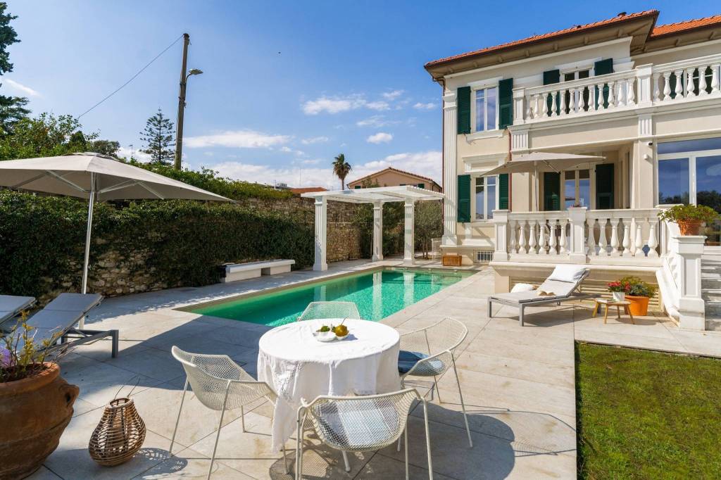 DIANO MARINA – LUSSUOSA VILLA CON PISCINA FRONTE MARE