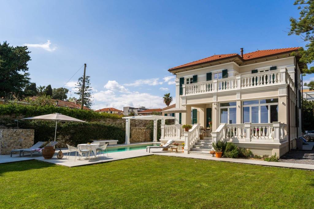 DIANO MARINA – LUXURY VILLA WITH POOL FACING THE SEA