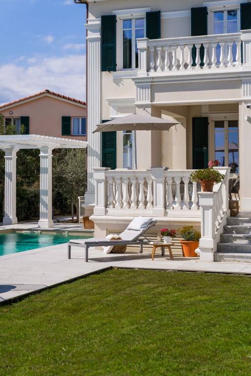 DIANO MARINA – LUXURY VILLA WITH POOL FACING THE SEA