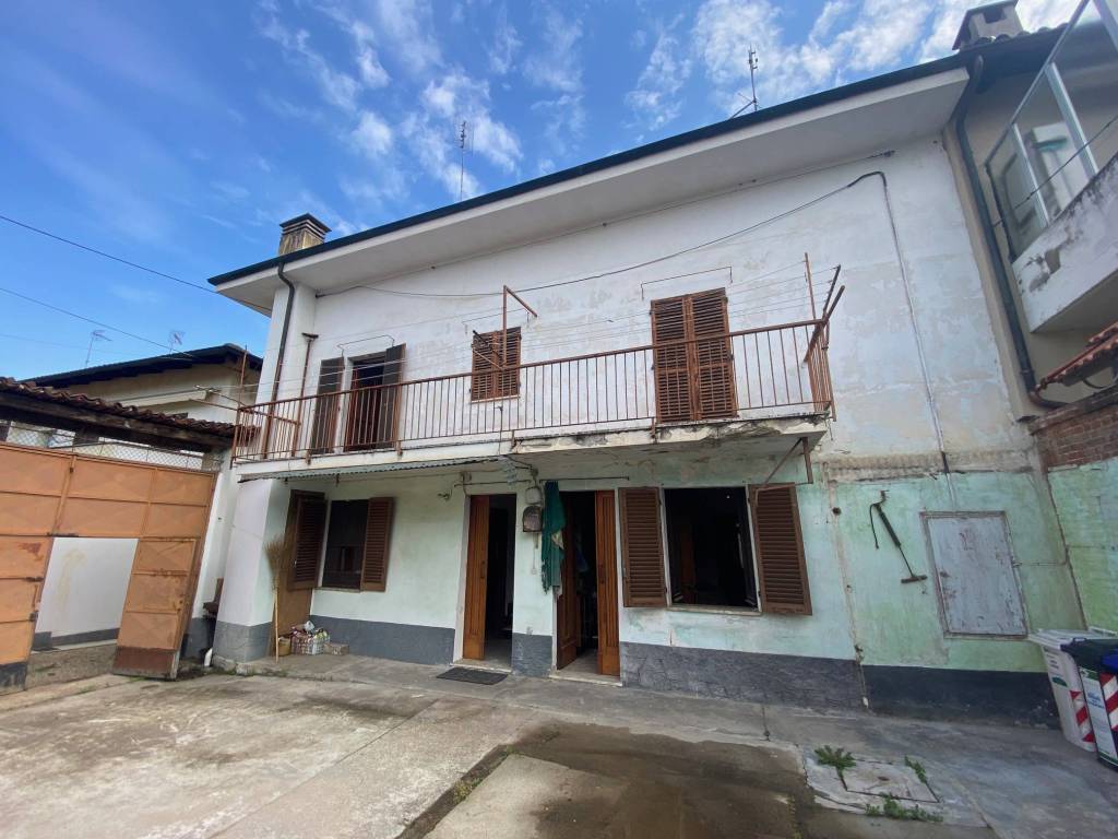 AMPIA CASA INDIPENDENTE UNI/BIFAMILIARE CON CORTILE PRIVATO