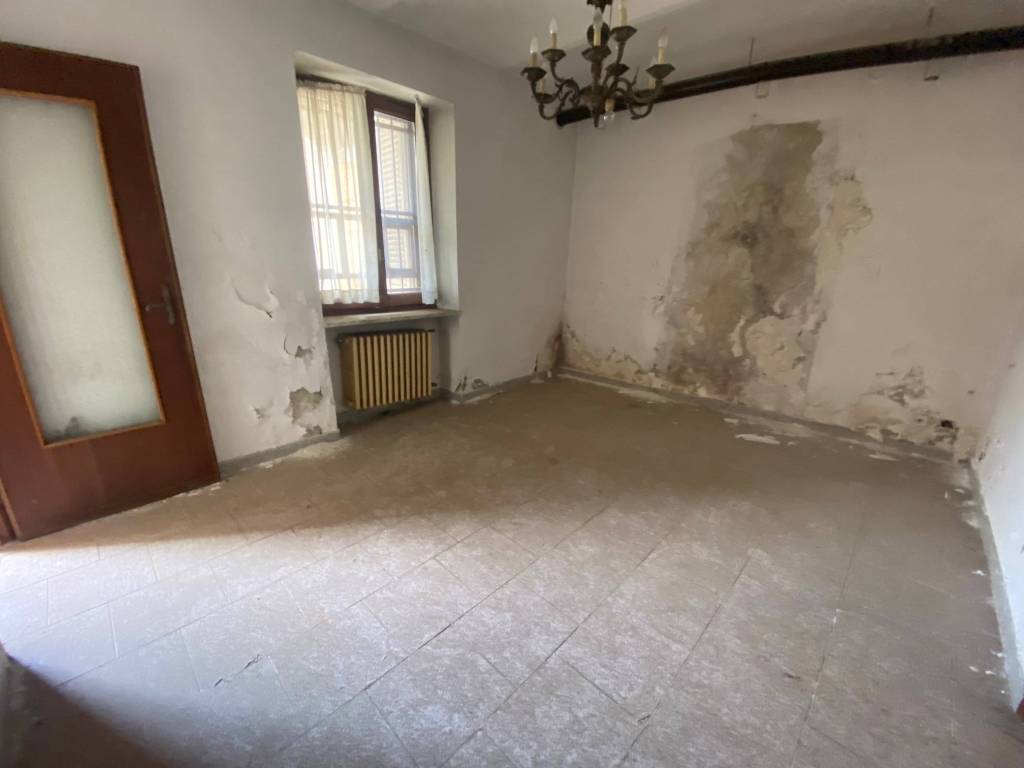 AMPIA CASA INDIPENDENTE UNI/BIFAMILIARE CON CORTILE PRIVATO