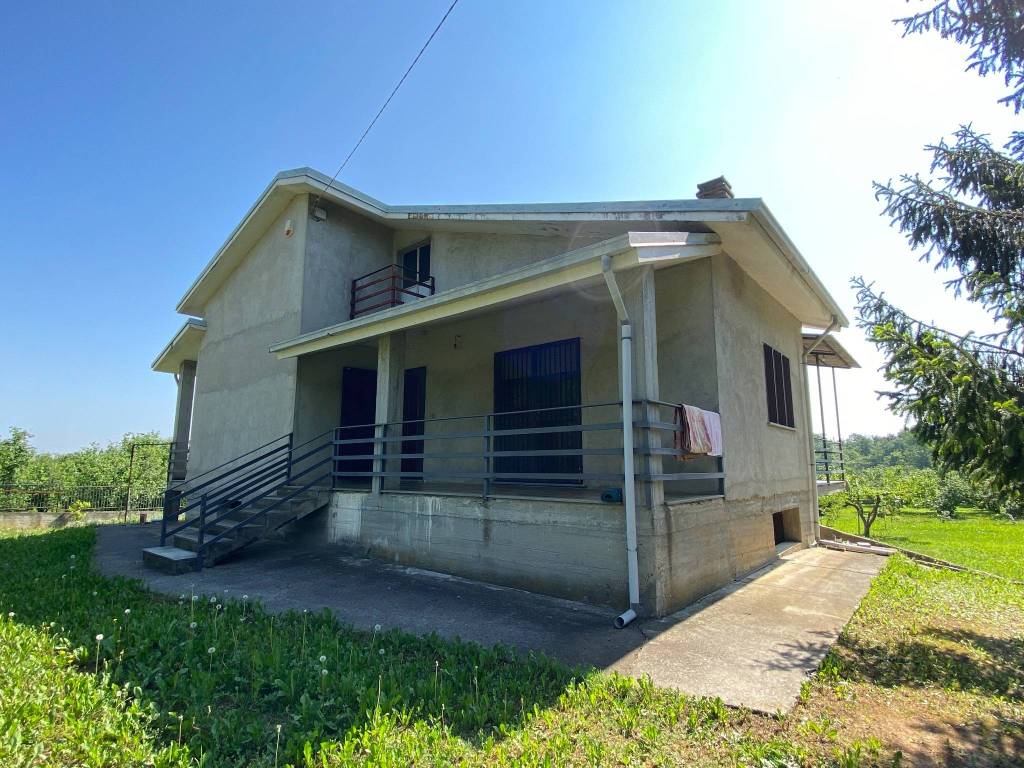 Casa indipendente su quattro lati tra le colline del Roero