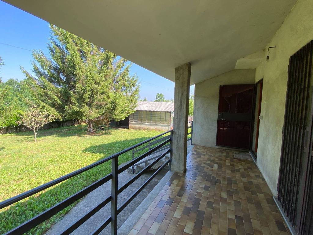 Casa indipendente su quattro lati tra le colline del Roero