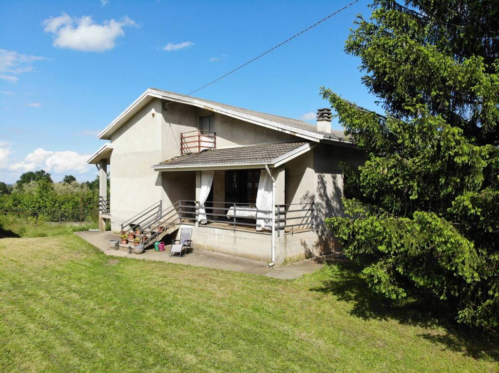 Casa indipendente su quattro lati tra le colline del Roero