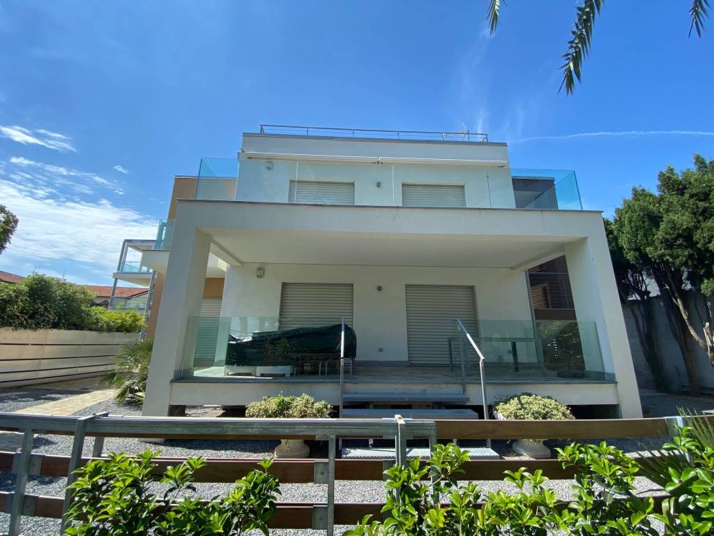 Moderna casa bifamiliare con terrazzi vista mare