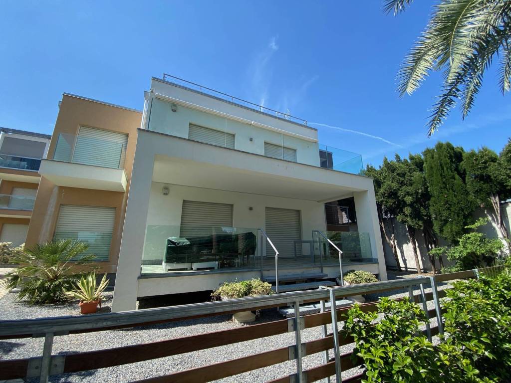 Moderna casa bifamiliare con terrazzi vista mare