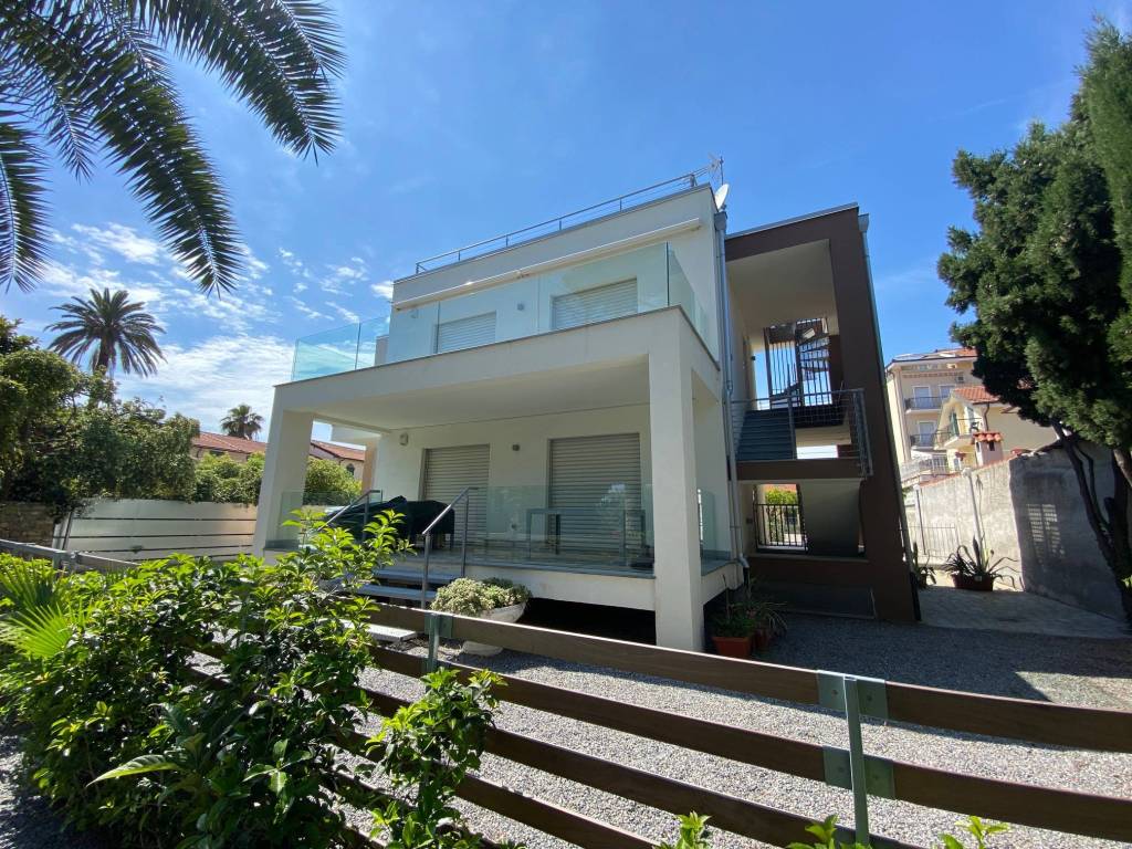 Moderna casa bifamiliare con terrazzi vista mare