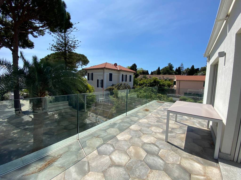 Moderna casa bifamiliare con terrazzi vista mare