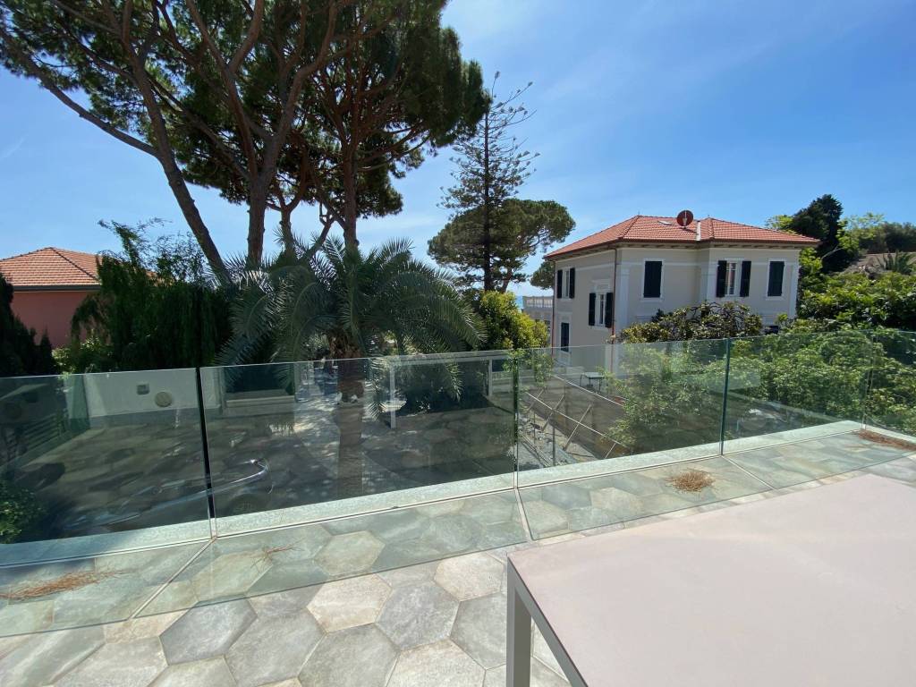 Moderna casa bifamiliare con terrazzi vista mare