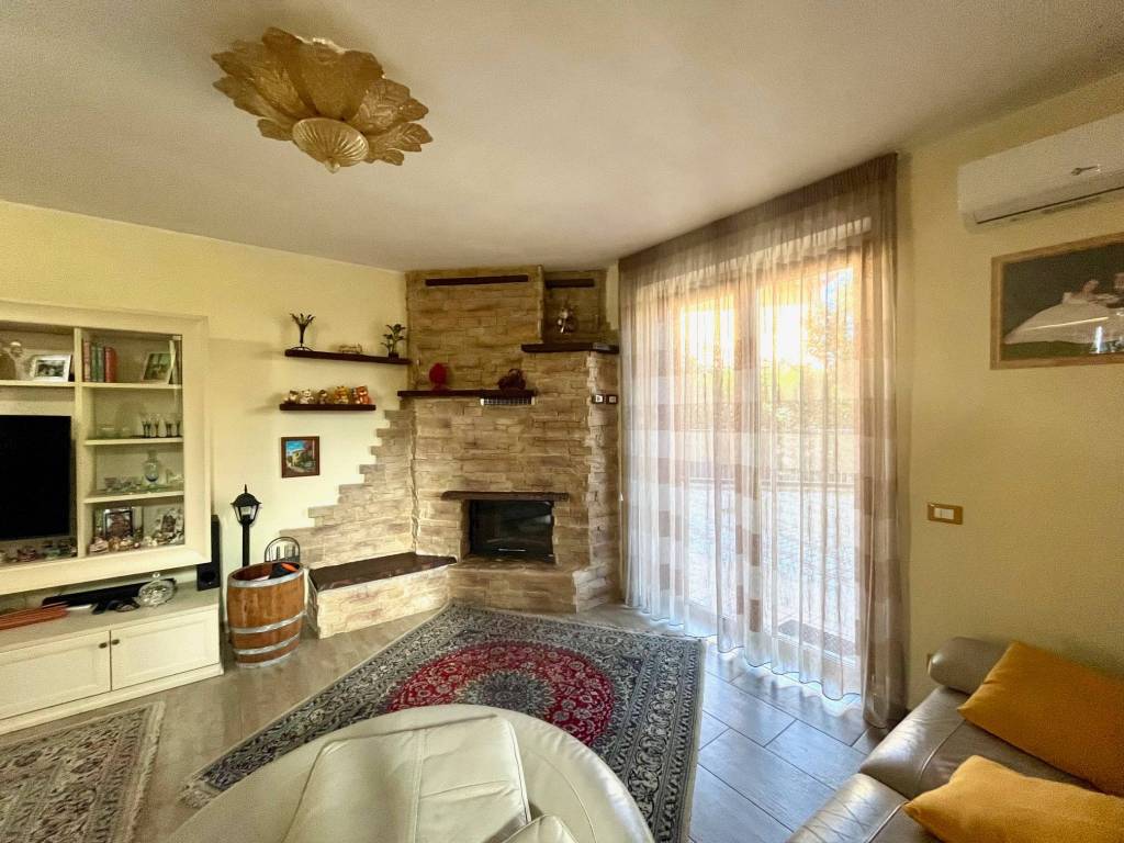 Ampia villa indipendente di recente costruzione