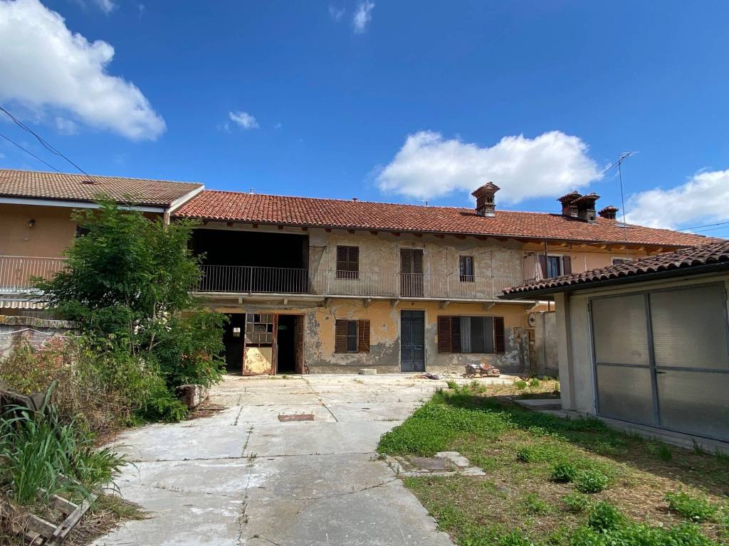 Casa indipendente da ristrutturare con cortile e tettoia