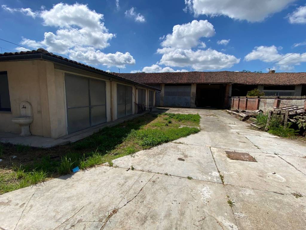 Casa indipendente da ristrutturare con cortile e tettoia