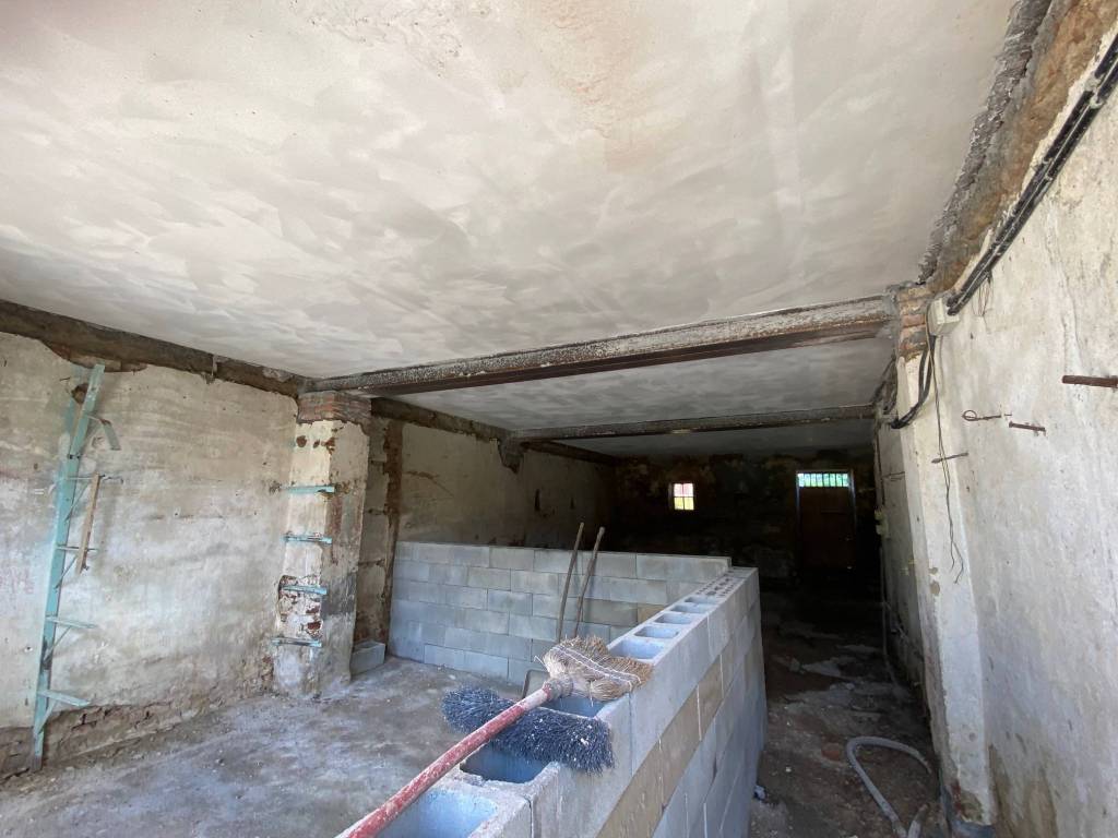 Casa indipendente da ristrutturare con cortile e tettoia